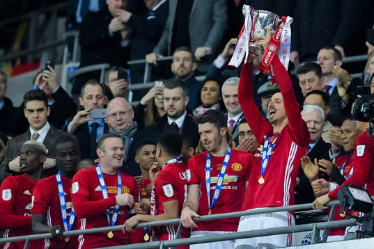 Manchester Uniteds Zlatan Ibrahimovic jublar  med pokalen