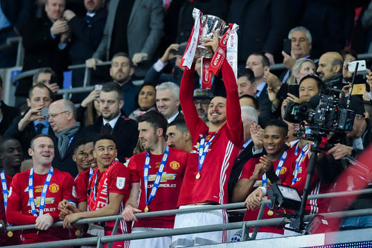 Manchester Uniteds Zlatan Ibrahimovic jublar  med pokalen