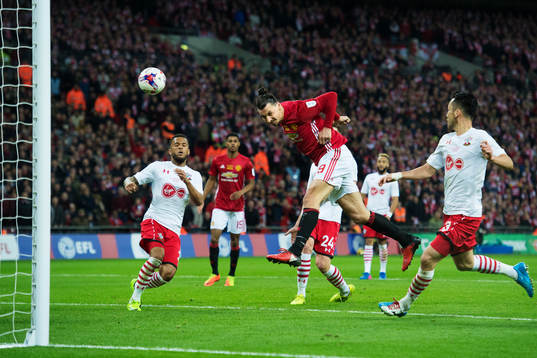 Manchester Uniteds Zlatan Ibrahimovic nickar in det