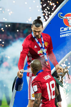 Manchester Uniteds Zlatan Ibrahimovic sprutar champagne på