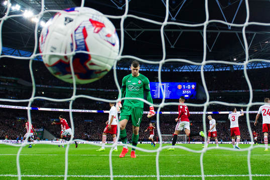 Southamptons målvakt Fraser Forster deppar