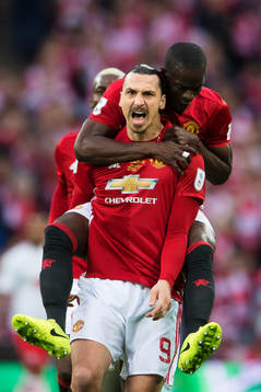 Manchester Uniteds Zlatan Ibrahimovic och Phil Jones jublar