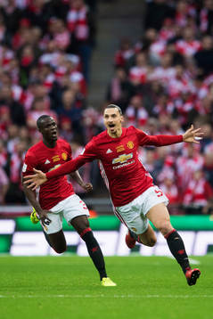 Manchester Uniteds Phil Jones och Zlatan Ibrahimovic jublar