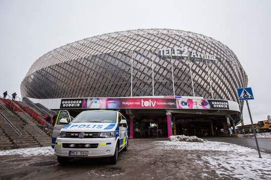 En polisbil utanför Tele2 Arena