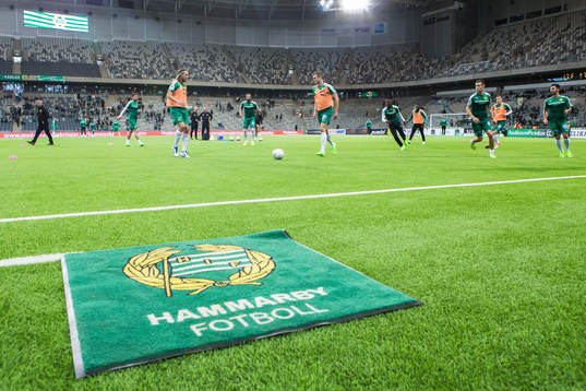 Hammarbys spelare värmer upp innan fotbollsmatchen i