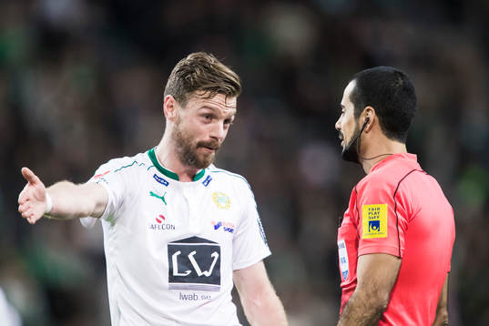 Hammarbys Arnór Smárason i diskussion med domare Mohammed