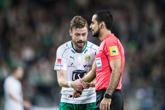 Hammarbys Arnór Smárason drar i domare Mohammed Al-Hakim