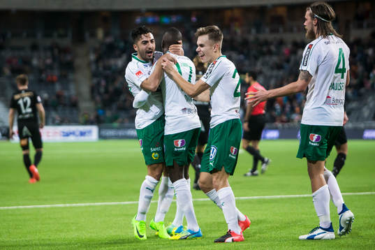 Hammarbys Jiloan Hamad och Dusan Jajic jublar med Pa Amat