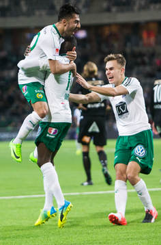Hammarbys Jiloan Hamad och Dusan Jajic jublar med Pa Amat