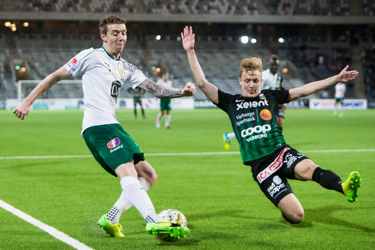 Hammarbys Birkir Már Saevarsson i kamp om bollen med