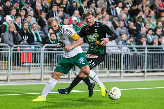 Varbergs Karl Söderström i kamp om bollen med Hammarbys