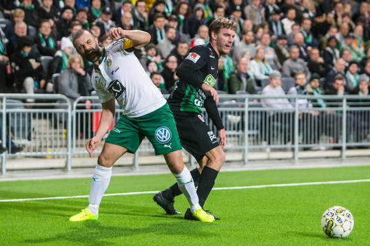 Hammarbys Kennedy Bakircioglu reagerar i kamp om bollen med