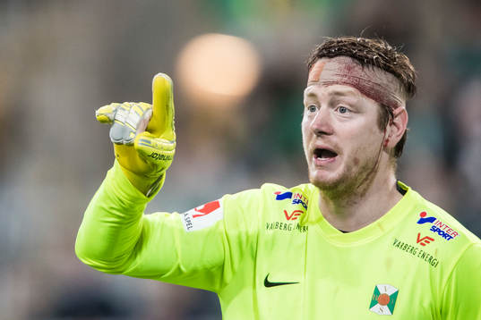 Varbergs målvakt Joakim Wulff med ett bandage runt huvudet