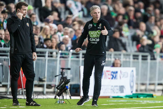 Varbergs tränare Jörgen Wålemark gestikulerar