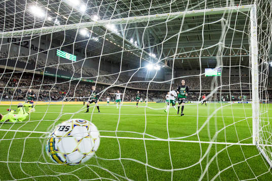Hammarbys Birkir Már Saevarsson gör 1-2