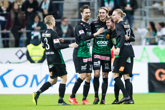 Varbergs Karl Söderström jublar med Eric Nilsson , Joakim