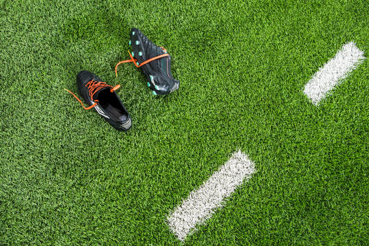 Fotbollsskor på konstgräs