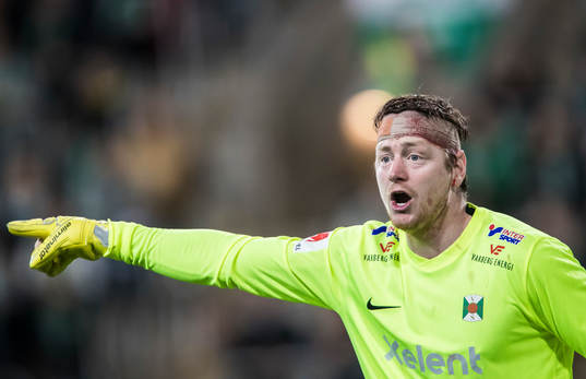 Varbergs målvakt Joakim Wulff med ett bandage runt huvudet