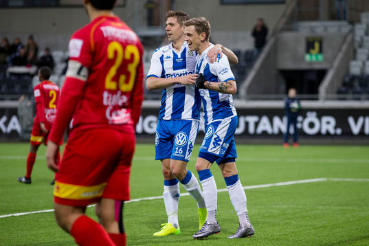 IFK Göteborgs Sören Rieks jublar och omfamnas av Mikael