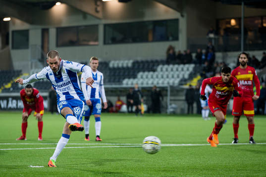 IFK Göteborgs Emil Salomonsson skjuter en straff som han