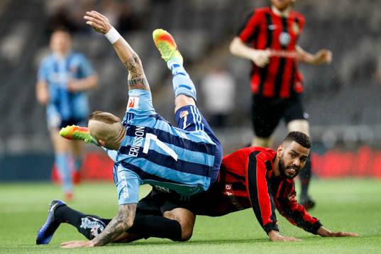 Djurgårdens Magnus Eriksson faller i en duell med