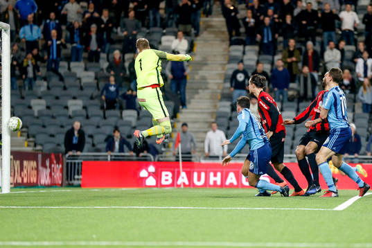 Djurgårdens Kerim Mrabti nickar i stolpen i slutminuten