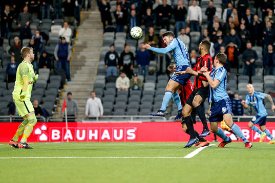 Djurgårdens Kerim Mrabti nickar i stolpen i slutminuten