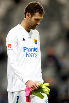 Djurgårdens målvakt Andreas Isaksson deppar