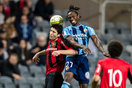 Djurgårdens Kebba Ceesay i kamp om bollen med