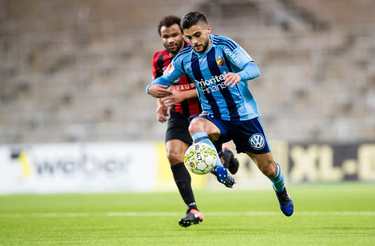Djurgårdens Othman El Kabir jagas av Brommapojkarnas
