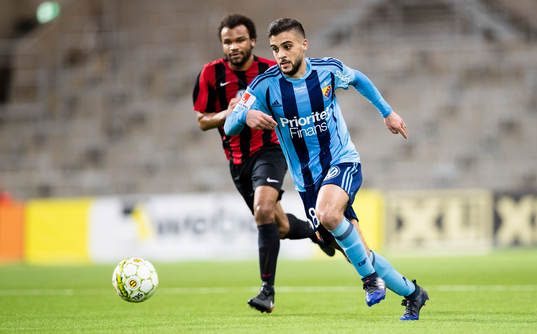 Djurgårdens Othman El Kabir jagas av Brommapojkarnas