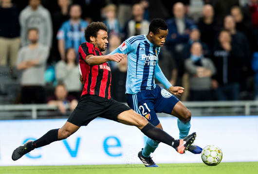 Brommapojkarnas Serge-Junior Martinsson Ngouali i kamp om
