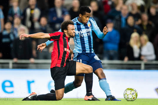Brommapojkarnas Serge-Junior Martinsson Ngouali i kamp om