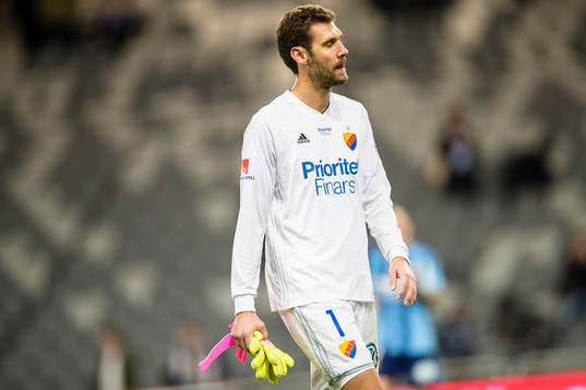 Djurgårdens målvakt Andreas Isaksson deppar