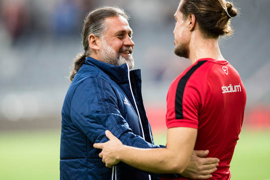 Djurgårdens tränare Özcan Melkemichel omfamnar