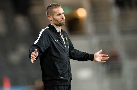 Brommapojkarnas tränare Olof Mellberg slår ut med armarna