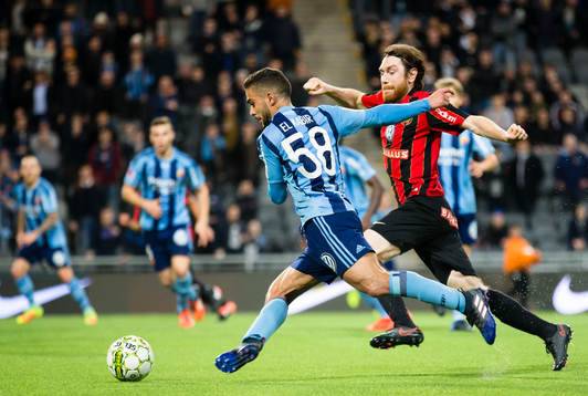 Djurgårdens Othman El Kabir jagas av Brommapojkarnas