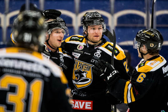 Panterns Alex Wemmenborn (tv) jublar med Robin Dahse och