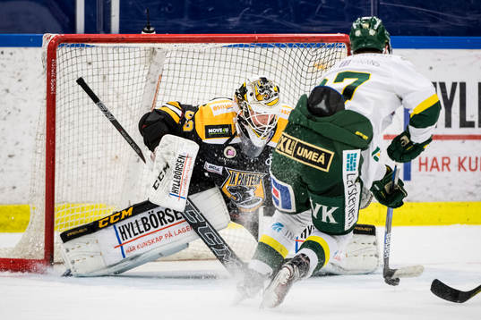 Björklövens Jacob Andersson mot Panterns målvakt Tex