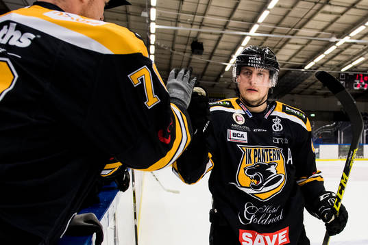 Panterns Johan Björk jublar med båset