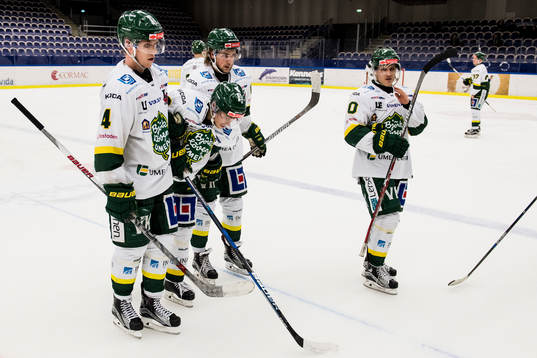 Björklövens Kim Karlsson (m) leds av isen skadad