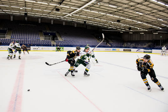 Panterns Kim Rosdahl trycker till Björklövens Marcus