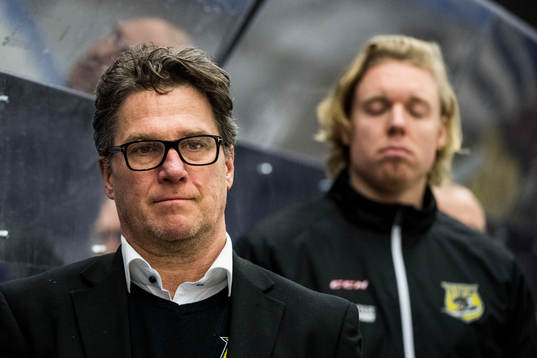 Panterns tränare Håkan Åhlund och i bakgrunden