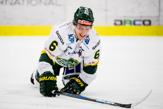 Björklövens Kim Karlsson grinar illa
