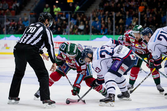 Frölundas Joel Lundqvist tekar mot Linköpings Niklas
