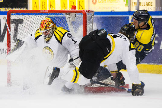 Brynäs målvakt Felix Sandström och Marcus Ersson