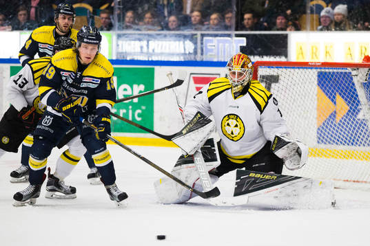 s Erik Andersson mot Brynäs målvakt Felix Sandström