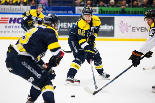 s Kevin Stenlund med pucken