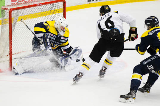 s målvakt Linus Söderström stoppar Brynäs Daniel Paille