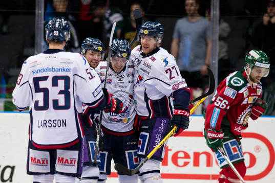 Linköpings Ken André Olimb jublar och omfamnas